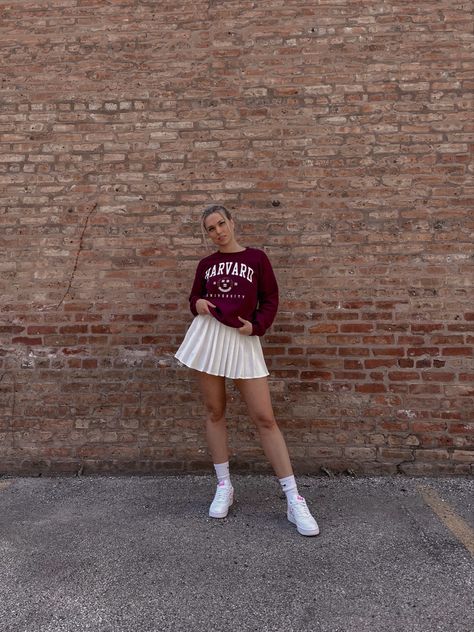 White tennis skirt outfit, back to school outfit inspo, college outfit, Harvard crewneck outfit, tennis skirt look, fashion trend Crewneck With Skirt, Harvard Outfit, Sweatshirt With Skirt, Crewneck Outfit, School Skirt, Tennis Skirt Outfit, Skirt Fits, Fashion Aesthetics, Tennis Skirt