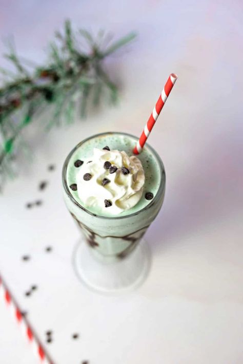 Mint Chocolate Chip Milkshake. This EASY milkshake recipe is made with mint chocolate chip ice cream and Creme de Menthe & served in a chocolate-drizzled glass with even more whipped cream. Chocolate Chip Milkshake, Easy Milkshake, Peppermint Milkshake, Mint Milkshake, Mint Chocolate Chip Milkshake, Fancy Ice Cream, Milkshake Recipe Easy, Festive Holiday Drinks, Best Milkshakes