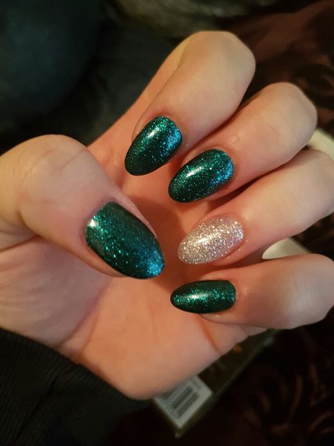 Christmas Nails Green Almond, Green Sparkly Nails Christmas, Green And Silver Nails Christmas, Green And Silver Nails Short, Dark Green Silver Nails, Green And Silver Nails Ideas, Green And Sparkle Nails, Emerald Green Sparkle Nails, Dark Green Nails With Glitter