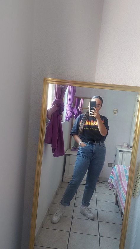 Mom jeans, cinto negro, playera negra y tenis nike Tenis Nike, Mom Jeans, Ootd, Nike