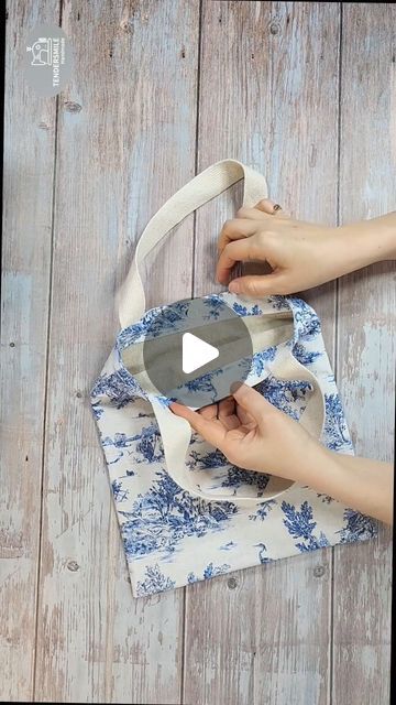 Sew A Tote Bag Easy, Fabric Handbags Handmade, Small Bag Sewing Pattern Free, Fabric Bags Handmade Handbags, Handmade Bags Tutorial, How To Make Tote Bags, How To Sew A Tote Bag, Sewing Bags Patterns Free, Fabric Bags Diy