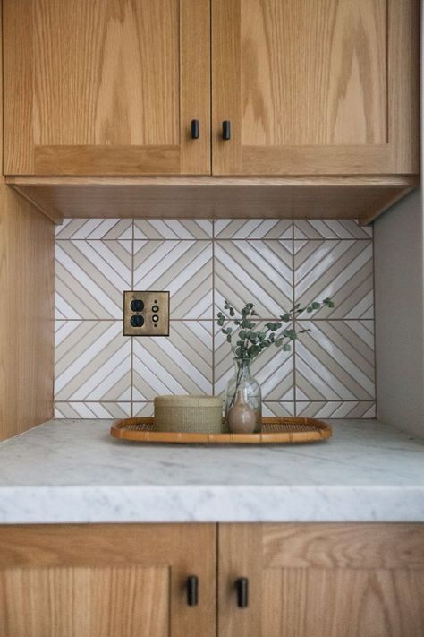 kitchen backsplash Colorful Kitchen Backsplash, Neutral Backsplash Kitchen, Backsplash Patterns, Colorful Backsplash, Unique Kitchen Backsplash, Unique Backsplash, Loft Kitchen, Kitchen Backsplash Ideas, Bar Designs