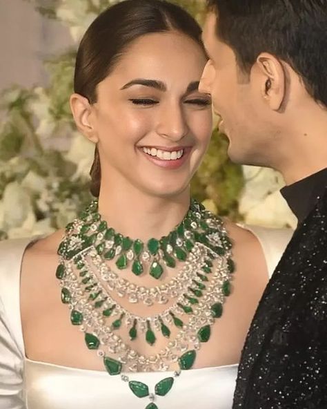 Green Jewelry Outfit, Kiara Advani Wedding, Sid Kiara, Kiara Wedding, Royal Indian, Sidharth Malhotra, Celebrity Makeup Looks, Reception Look, Jewel Wedding