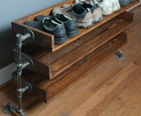 Industrial Design Möbel für mehr Stil in Ihrem Wohnraum Wood Shoes, Shoes Stand, Home Organisation, Pallet Furniture, Apartment Therapy, Vintage Industrial, Cozy House, Reclaimed Wood, Industrial Design