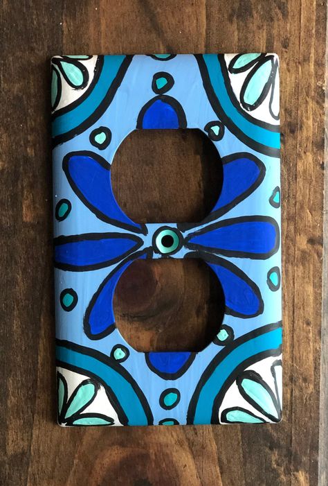 Painted Light Switch Plates Ideas, Diy Outlet Covers Ideas, Paint Switch Plate Covers, Outlet Painting Ideas Easy, Diy Light Switch Cover Ideas, Outlet Cover Painting Ideas, Cute Light Switch Covers Diy Paint, Painted Outlet Covers, Diy Outlet Covers