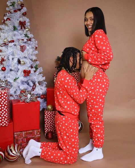 Christmas Pajamas Maternity Photos, Christmas Maternity Shoot Black Couple, Pregnant Christmas Pictures, Pregnant Christmas Outfit, Christmas Maternity Photoshoot, Christmas Maternity Pictures, Couples Christmas Photoshoot, Matching Christmas Pajamas Couples, Christmas Pregnancy Photos