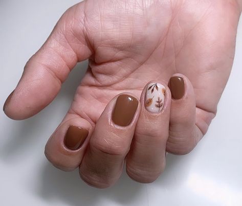 Light Brown Nails With Flowers, Very Short Fall Nails Ideas, Nail Art On Brown Nails, Brown Leaf Nails, Tan Fall Nail Designs, Leaf Nails Autumn, Brown Nails With Leaf Design, Fall Nail Leaves, Brown Nails With Leaves