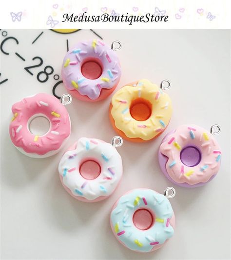 Donut Pendant, Cute Donuts, Diy Jewelry Accessories, Cute Clay, Pendant Diy, Resin Charms, Accessories Diy Jewelry, Resin Material, Earring Jewelry