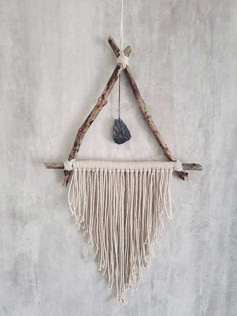 Driftwood Hanging, Simpul Makrame, Driftwood Art Diy, Dream Catcher Craft, Yarn Wall Art, Macrame Wall Hanging Diy, Yarn Wall, Macrame Boho, Yarn Wall Hanging