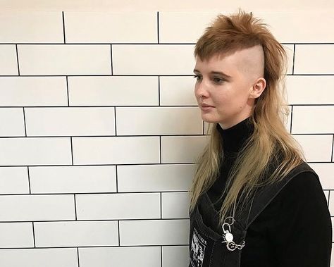 woman with extreme mullet / long hair and shaved sides Extreme Mullet, Mulet Hair, Shaved Mullet, Mullet Long Hair, Mullet Mohawk, Long Hair Shaved Sides, Chelsea Haircut, Mullet Long, Half Shaved Head