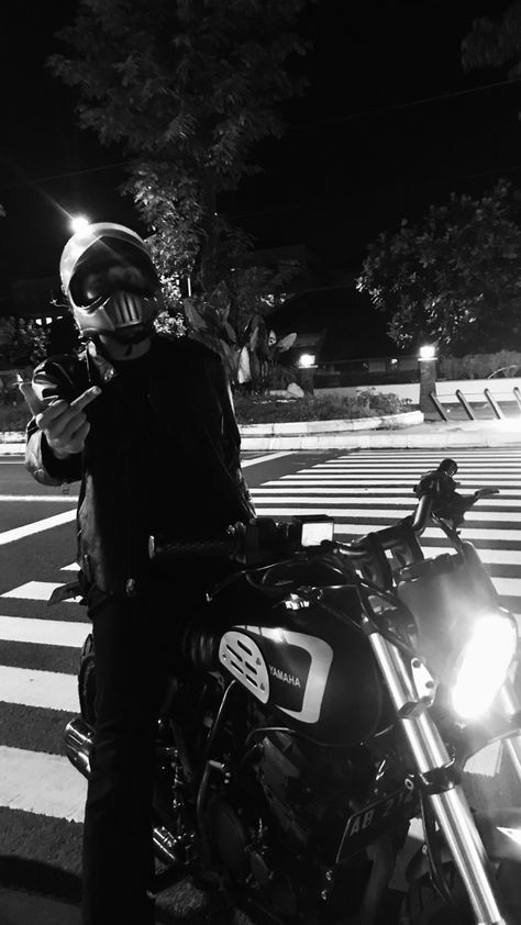 Motorcycle Aesthetic, Biker Aesthetic, Female Biker, Bike Photoshoot, Beautiful Dark Art, Free Instagram, Ulzzang Boy, Guy Pictures, Aesthetic Iphone Wallpaper