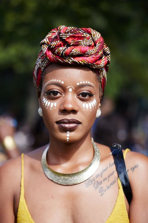 Afropunk Street Style 2015 African Face Paint, Look Da Festival, Carnaval Make-up, Neon Festival, African Makeup, Afropunk Festival, Festival Face Paint, White Face Paint, Festival Face