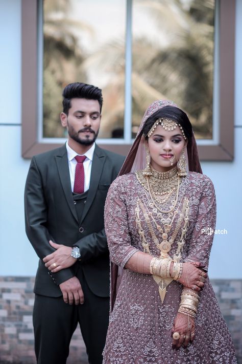 Momedian Wedding Pose, Muslim Marriage Photography, Marriage Poses Wedding Photos Indian, Reception Poses, Muslim Engagement, Engagement Photos Indian, Marriage Photoshoot, Marriage Poses, Muslim Wedding Photos