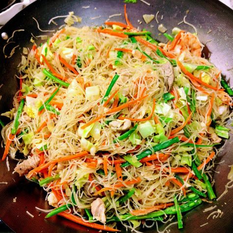 Chicken Pancit Recipe, Kamayan Feast, Mei Fun, Filipino Noodles, Phillipino Food, Asian Treats, Pancit Recipe, Philippine Food, Easy Filipino Recipes