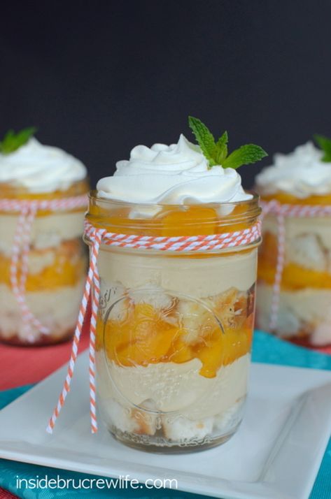 Peach Pie Cheesecake Parfaits Peach pie filling layered with a no bake cheesecake and cake for a fun jar treat. #MyRecipeMagic #dessert Peach Cheesecake, Springtime Recipes, Mason Jar Desserts, Cheesecake Parfaits, Peach Pie Filling, Cheesecake In A Jar, Pie Cheesecake, Baked Peach, Parfait Recipes