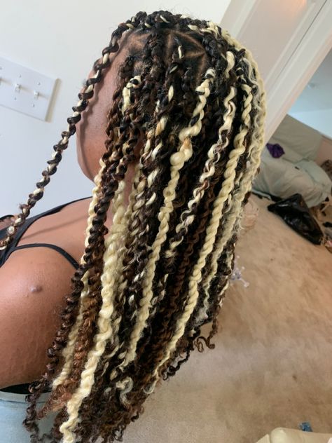 Black And Blond Passion Twist, Black And White Passion Twists, Passion Twists With Blonde Highlights, Black And Blonde Twist Braids, Blonde And Brown Passion Twist, Brown And Blonde Twists, Brown And Blonde Passion Twists, Passion Twist Color Ideas, Black And Blonde Twists