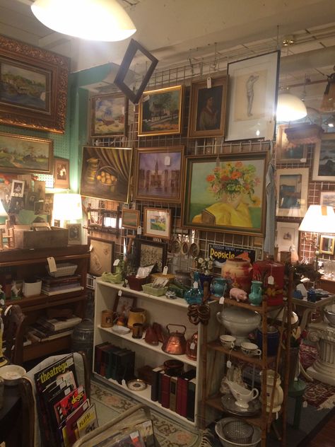 Antique Shop Aesthetic, Antique Store Aesthetic, Showcase Ideas, Antique Booth Displays, Life After High School, Antique Shopping, Vintage Shopping, Apartment Life, Antique Store