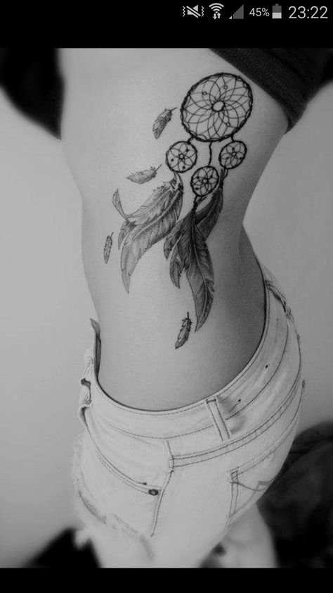 Dreamcatcher tatt Girl Side Tattoos, Dreamcatcher Tattoo Meaning, Atrapasueños Tattoo, Dream Catcher Tattoo Design, Ribcage Tattoo, Dream Catcher Tattoo, Geniale Tattoos, Arrow Tattoos, Tattoo Designs And Meanings