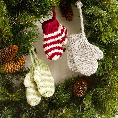 Knit Christmas Ornaments, Knit Decor, Ornament Crochet, Mitten Ornaments, Knitted Mittens, Small Christmas Gifts, Wallpaper Collage, Christmas Knitting Patterns, Crochet Mittens