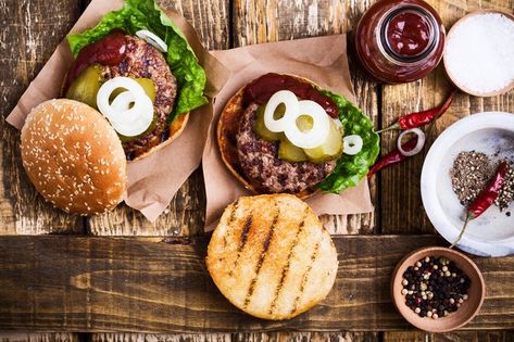 If you're looking for the best way to keep hamburgers warm, give a Crock-Pot or a burger bath a try. Both methods are simple and should provide good results. Hamburger In Crockpot, Burgers On The Stove, Bbq Hamburgers, How To Cook Hamburgers, Dinners Under 500 Calories, How To Make Hamburgers, Hamburgers Grilled, Oven Safe Bowls, Graduation Party Foods