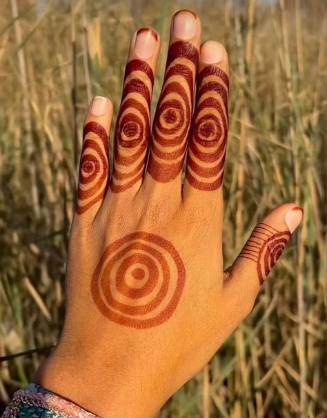 Geometric Minimalist Tattoo, Circle Henna, Minimalist Tattoo Sleeve, Henne Tattoo, Cute Henna Tattoos, Henna Style Tattoos, Jagua Henna, Henna Inspired Tattoos, Traditional Henna