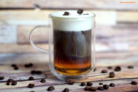 Comment réussir un vrai Irish Coffee ? Irish Coffee, French Press, Beer Glasses, Whiskey, Coffee Maker, Beer, Coffee, Tableware, Coffee Machine