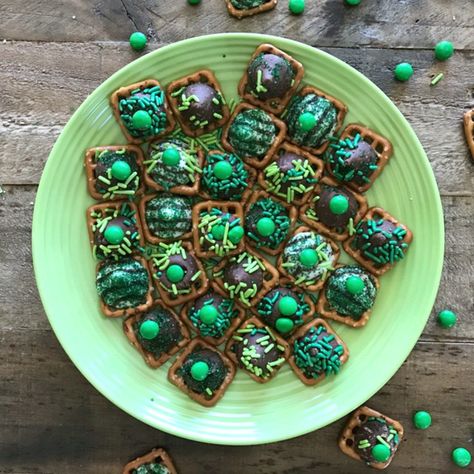 Pretzel Snaps, St Patrick Day Snacks, St Patrick Day Treats, St Patricks Day Food, Snack Board, Recipe Sweet, Chocolate Pretzels, Saint Patties, Irish Recipes