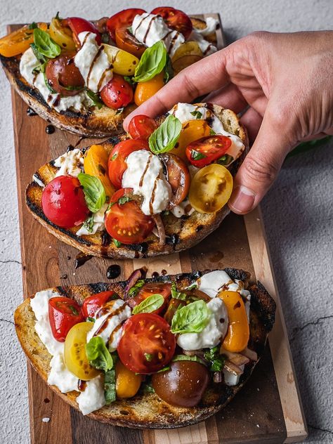 Bruschetta topped with cherry tomatoes, cheese and herbs. Recipes With Baratta, Bistro Lunch Ideas, Summer Burrata Board, Romantic Finger Food Ideas, Tomatoe Mozz Basil, Garden Party Sandwiches, Authentic Bruschetta Recipe, Girls Dinner Party Food, Burrata And Tomato Appetizer