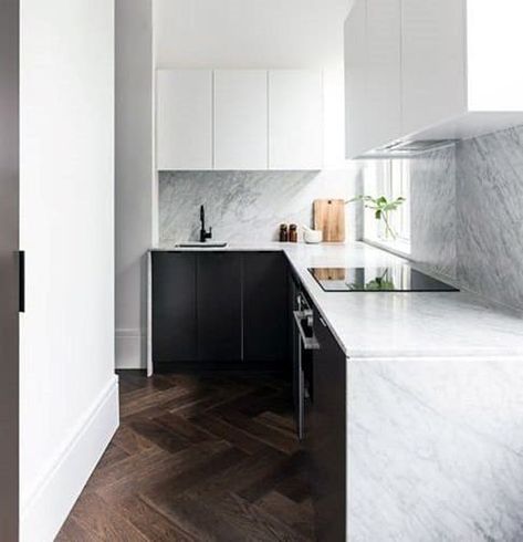 The Top 34 Small Kitchen Ideas - Interior Home and Design - Next Luxury Solid Backsplash Kitchen, Solid Backsplash, Kitchen L Shaped, Dapur Skandinavia, Flat Front Cabinets, L Shape Kitchen, Kitchen Scandinavian, Functional Kitchen Design, Walnut Kitchen