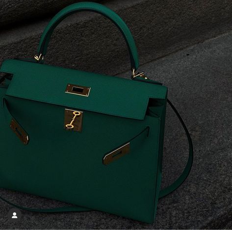 Brands Aesthetic, Hermes Kelly 25, Kelly 25, Mini Kelly, Hermes Kelly Bag, Ideal Wardrobe, Chic Summer Outfits, Green Handbag, Kelly Bag