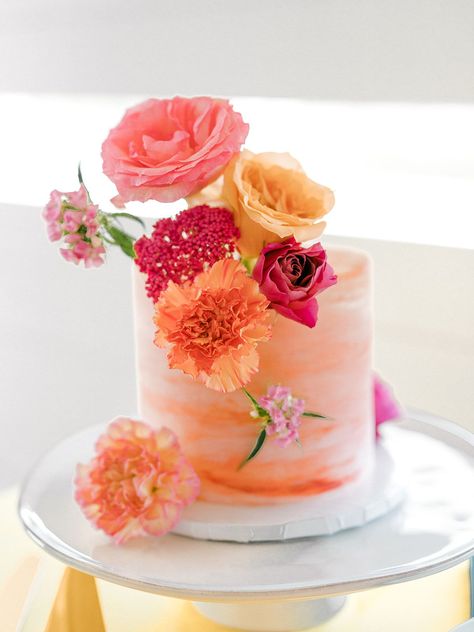 Bright Cake Design, Bright Floral Cake, Wedding With Bright Flowers, Prosecco Cake, Bright Cakes, Pantone Colour Of The Year, Modern Cake, Cake Floral, Colorful Wedding Cakes