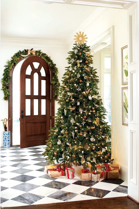 13 Creative Christmas Decorating Ideas | How to Decorate Mirror Tree, Noble Fir Tree, Christmas Foyer, Christmas In America, Christmas Palette, Types Of Christmas Trees, Holiday Mantel, Holiday Greenery, Foyer Decorating