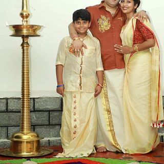 Navya Nair & Family  #navyanair #family #familyselfie #familyphotography #familyphotoshoot #actress #mollywood #navya #changanacherry Chattayum Mundum, Navya Nair, Happy Onam, Family Photoshoot, Loved Ones, Family Photography, First Love, At Home, Saree