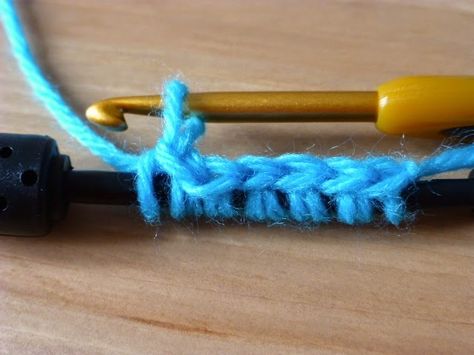 How to make a USB cable cover #crochet Baban Cat: A Quick Tutorial Cable Cover, Crochet Cable, Tutorial Crochet, Crochet Tutorial, Usb Cable, Crochet Toys, Crochet Blanket, Diy And Crafts, Cable