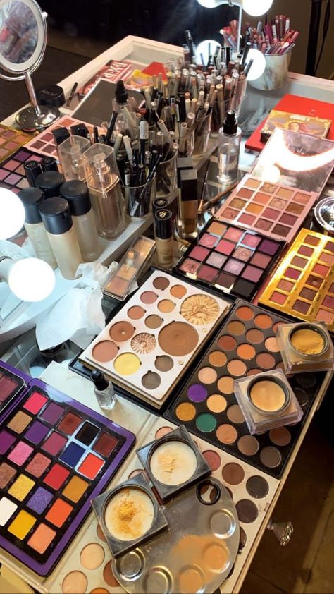 Make Up Artist Aesthetic, Makeup Artist Room, Mua Aesthetic, Dollar Store Makeup, Makeup Artist Aesthetic, Makeup Artist Working, Makeup Artist Career, Makeup Artist Kit Essentials, Makeup Influencer