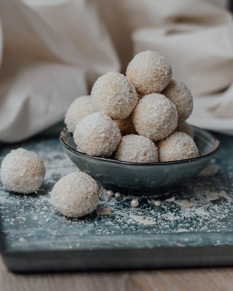 Super Clean And Low Carb Protein Rafaello Recipe - carinaberry.com Rafaello Balls Keto, Dehydrated Snacks, Coconut Treats, Pistachio Recipes, Low Carb Protein, Keto Ideas, Breakfast At Tiffanys, Energy Bites, Easy Baking Recipes