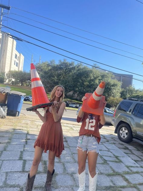 Longhorn Gameday Outfit, Ut Game, Theta Chi, College Gameday Outfits, Ut Longhorns, College Tailgating, Texas Football, Ut Austin, College Fits