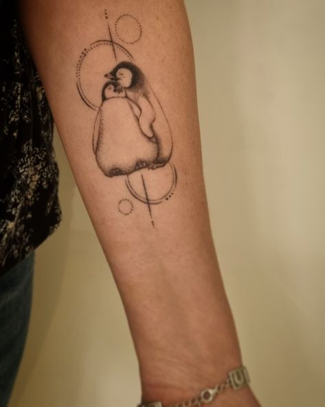 Fineline penguin and ornament tattoo. Penguin Love Tattoo, Couple Tattoos Nature, Pinguin Tattoo Minimalist, Penguin Tattoo Couple, Simple Penguin Tattoo, Tattoos Nature, Partner Tattoos, Penguin Tattoo, Tattoo Couple