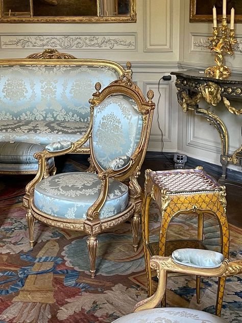 Beautiful Interiors in Paris: Museum Nissim De Camondo in Paris French Neoclassical Furniture, Roccoco Architecture Interiors, Rococo Furniture Modern, French Furniture Sofa, French Rococo Furniture, Rococo Interior Design, Vintage French Furniture, Rococo Interior, Rococo Furniture Bed