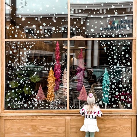 r a v e n (@raven.vasquez) • Instagram photos and videos Christmas Front Window Decor, Raven Vasquez, Christmas Window Display Retail, Bakery Window Display, Christmas Store Displays, Winter Window Display, Christmas Shop Window, Holiday Window Display, Window Display Retail