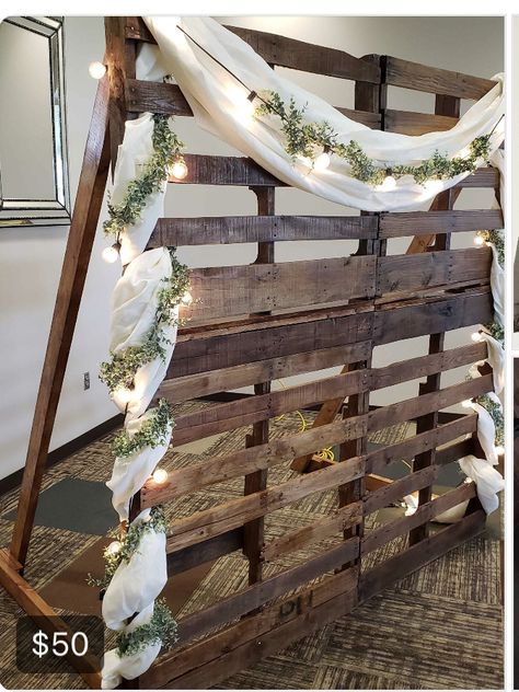 Pallet Arch Wedding, Floral Pallet Backdrop, Wooden Pallet Photo Backdrop, Wedding Backdrop With Pallets, Palette Wedding Backdrop, Pallet Crisp Wall Wedding, Bride And Groom Table Background, Pallet Christmas Backdrop, Easy Pallet Backdrop