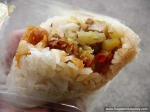 Tuan fan sticky rice roll - a popular breakfast street food in Taiwan and Hong Kong vagabondjourney.com Breakfast Street Food, Fan Tuan, Malaysian Kuih, Taiwanese Recipes, Taiwanese Breakfast, Taipei Food, Kong Recipes, Learn Cooking, Asian Breakfast