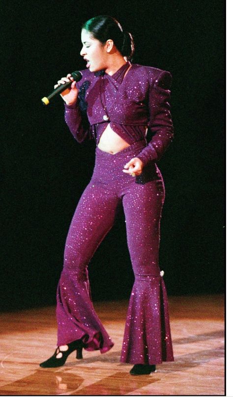 This was selenas actual last concert but sadly it wasnt televised Selena Quintanilla Costume, Selena Purple Outfit, Selena Costume, Selena Quintanilla Birthday, Selena Quintanilla Outfits, Selena Quintanilla Fashion, Selena Pictures, Purple Outfit, Selena Q