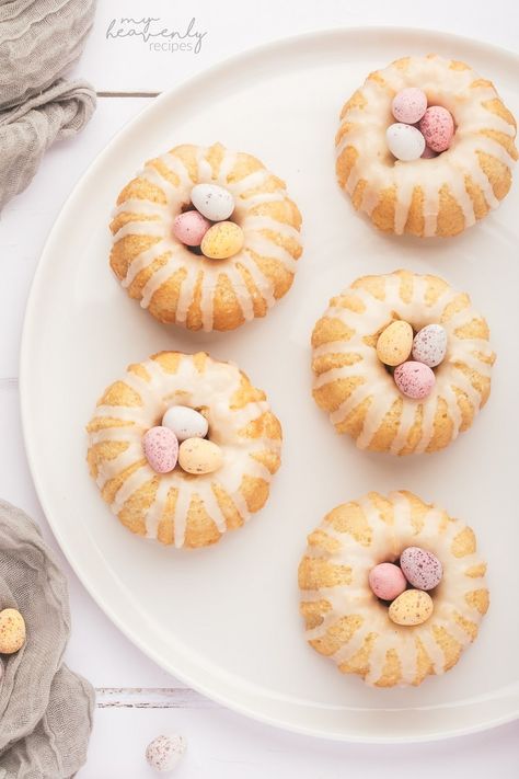 Mini Easter Bundt Cakes Easter Treat Ideas, Mini Bunt Cake, Easter Bundt Cake, Easter Pastries, Fun Easter Treats, Birds Eggs, Easter Dishes, Mini Bundt, Easter Bunny Cake