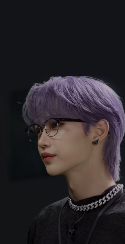 Felix Purple Hair, Bekah Core, Men Purple Hair, Lee Felix Wallpaper, Sind Curtain Bangs, Was Sind Curtain Bangs, Korean Mullet, Felix Wallpaper, Felix Skz