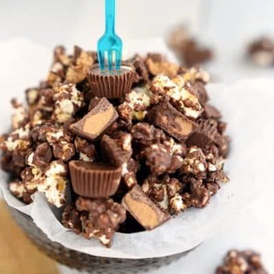 Peanut Butter Cup Popcorn Reese's Recipes, Peanut Butter Popcorn, Vegetarian Nachos, Mom On Timeout, Sweet Popcorn, Chocolate Chip Brownies, Peanut Butter Candy, Snack Mix Recipes, Chocolate Toffee