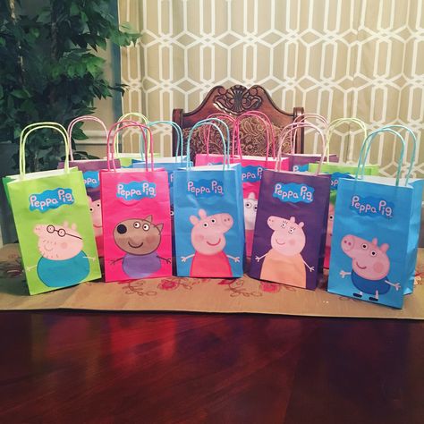 Peppa Pig Goodie Bags #brookes2ndbirthday Peppa Pig Party Bags, Peppa Pig Goodie Bags, Peppa Pig Treat Bags, Peppa Pig Gift Wrapping Ideas, Peppa Pig Goody Bags Ideas, Peppa Pig Party Favors Bags, Peppa Theme Birthday Party, Peppa Pig Birthday Party Ideas, Peppa Pig Party Favors