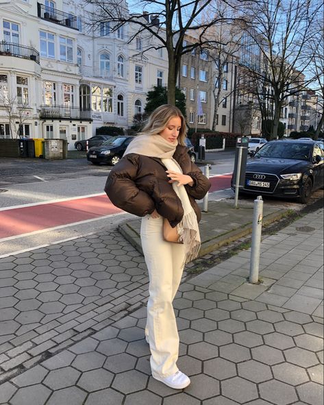 Spring Outfit. Puffy jacket. Cream and brown Color. Aesthetic Cream Outfits Aesthetic, Brown And Creme Outfit, Brown And White Winter Outfits, Cream Cargos Outfits Winter, Neutral Baddie Aesthetic, Cream Coloured Jeans Outfit, Beige And Cream Outfits, Caramel Girl Aesthetic Outfits, Soft Beige Aesthetic Outfits