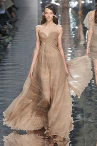 Beautiful dress by Elie Saab Nude Gown, Ellie Saab, Elegante Y Chic, Formal Occasion Dress, Elie Saab Spring, 파티 드레스, Nude Dress, Haute Couture Dresses, Couture Runway