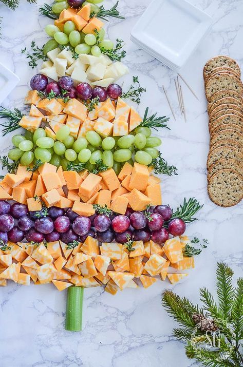 Talk of The Town #102 Cheese Tray Display, Grape Appetizers, Cheese Board Display, Christmas Tree Cheese, Christmas Cheese, O Christmas Tree, Food Decorations, Decorações Com Comidas, Appetizer Ideas